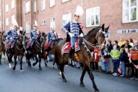 Garderhusarregimentet eskorterer Regentparret